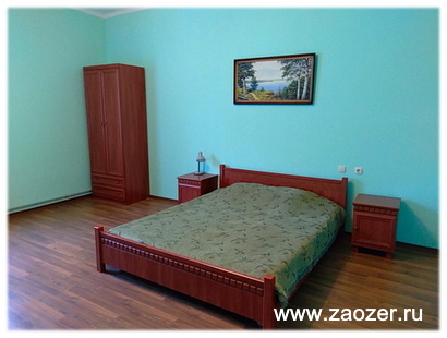 фото жилой комнаты первого номера мини пансионата ЮЛИЯ в Заозерном Песчаное